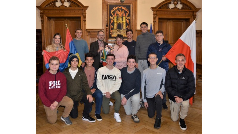 Zdjęcie grupowe uczniów z RPA, nauczycielki oraz Sekretarza Miasta Cieszyna Stanisława Kaweckiego, fot. UM Cieszyn